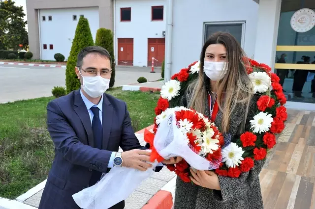 Dünya ikincisi Nisanur havaalanında çiçeklerle karşılandı Dünya ikincisi Nisanur havaalanında çiçeklerle karşılandı