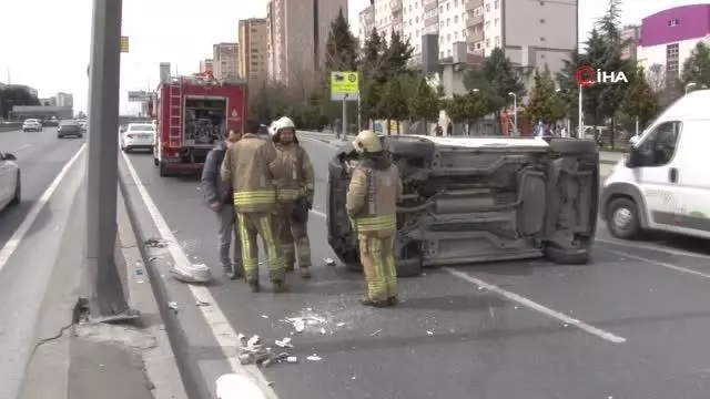 Esenyurt E-5 yan yolda trafiği kilitleyen kaza Esenyurt E-5 yan yolda trafiği kilitleyen kaza