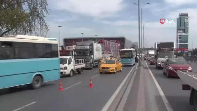 Esenyurt E-5 yan yolda trafiği kilitleyen kaza Esenyurt E-5 yan yolda trafiği kilitleyen kaza