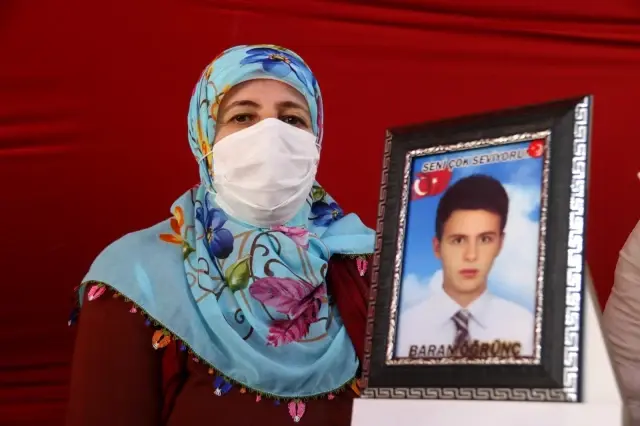 Evlat nöbetindeki annenin feryadı yürek dağladı Evlat nöbetindeki annenin feryadı yürek dağladı