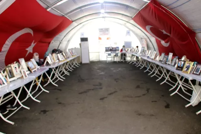 Evlat nöbetindeki annenin feryadı yürek dağladı Evlat nöbetindeki annenin feryadı yürek dağladı