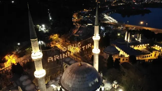 Eyüpsultan Camii bu yılda ilk iftarda boş kaldı Eyüpsultan Camii bu yılda ilk iftarda boş kaldı