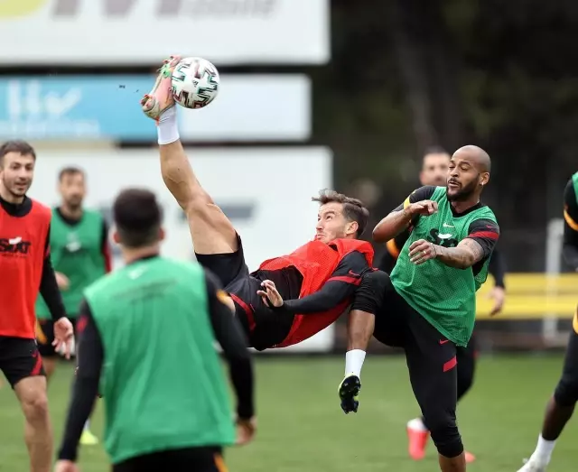 Galatasaray'da Arda ve Kerem takımla çalıştı Galatasaray'da Arda ve Kerem takımla çalıştı