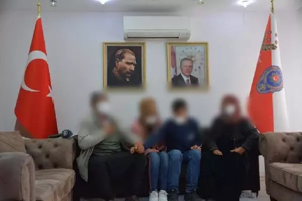 Gaziantep'te polisin ikna çalışması sonucu teslim olan terörist ailesiyle buluşturuldu Gaziantep'te polisin ikna çalışması sonucu teslim olan terörist ailesiyle buluşturuldu