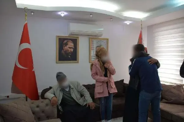 Gaziantep'te polisin ikna çalışması sonucu teslim olan terörist ailesiyle buluşturuldu Gaziantep'te polisin ikna çalışması sonucu teslim olan terörist ailesiyle buluşturuldu