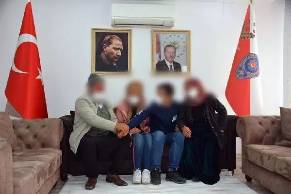 Gaziantep'te polisin ikna çalışması sonucu teslim olan terörist ailesiyle buluşturuldu Gaziantep'te polisin ikna çalışması sonucu teslim olan terörist ailesiyle buluşturuldu