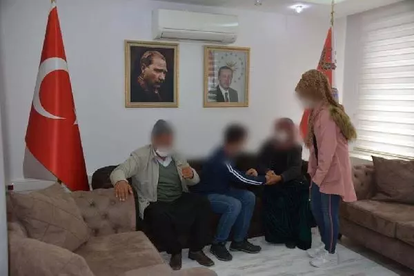 Gaziantep'te polisin ikna çalışması sonucu teslim olan terörist ailesiyle buluşturuldu Gaziantep'te polisin ikna çalışması sonucu teslim olan terörist ailesiyle buluşturuldu