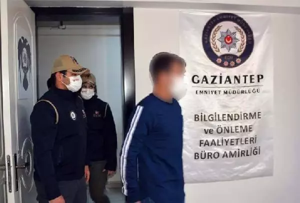 Gaziantep'te polisin ikna çalışması sonucu teslim olan terörist ailesiyle buluşturuldu Gaziantep'te polisin ikna çalışması sonucu teslim olan terörist ailesiyle buluşturuldu