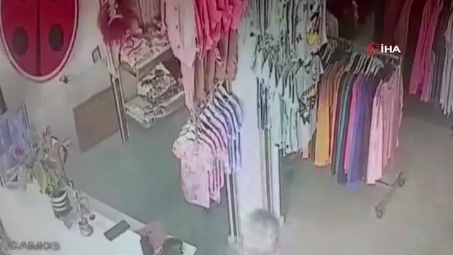 Güpegündüz geldi, kasayı soyup gitti Güpegündüz geldi, kasayı soyup gitti