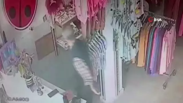 Güpegündüz geldi, kasayı soyup gitti Güpegündüz geldi, kasayı soyup gitti
