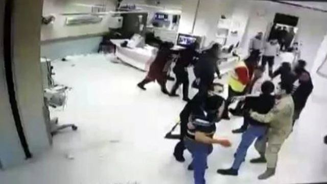 Hasta yakınlarının sağlık çalışanlarına saldırı anı kameraya yansıdı