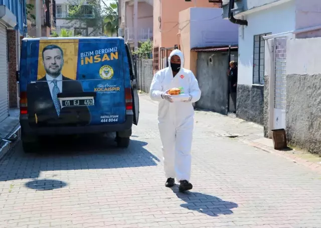 İftar öncesi ihtiyaç sahiplerine sıcak yemek ve gıda yardımı İftar öncesi ihtiyaç sahiplerine sıcak yemek ve gıda yardımı