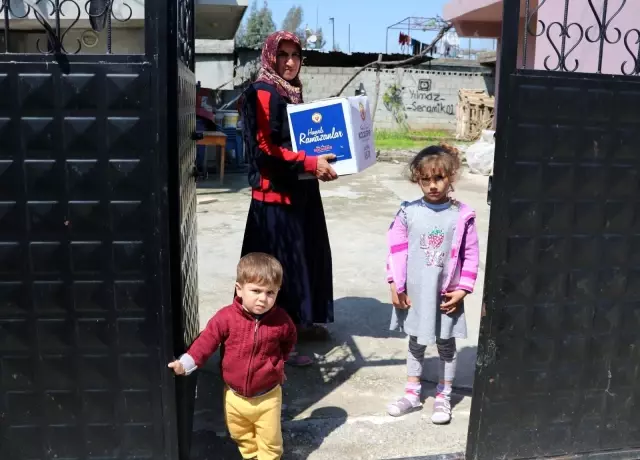 İftar öncesi ihtiyaç sahiplerine sıcak yemek ve gıda yardımı İftar öncesi ihtiyaç sahiplerine sıcak yemek ve gıda yardımı