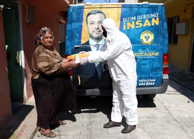 İftar öncesi ihtiyaç sahiplerine sıcak yemek ve gıda yardımı İftar öncesi ihtiyaç sahiplerine sıcak yemek ve gıda yardımı