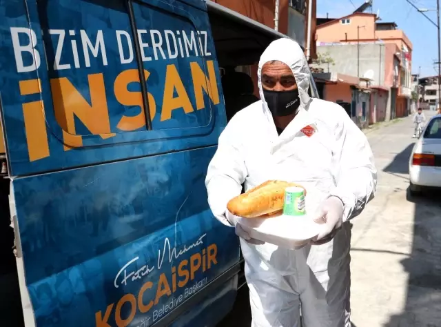 İftar öncesi ihtiyaç sahiplerine sıcak yemek ve gıda yardımı İftar öncesi ihtiyaç sahiplerine sıcak yemek ve gıda yardımı