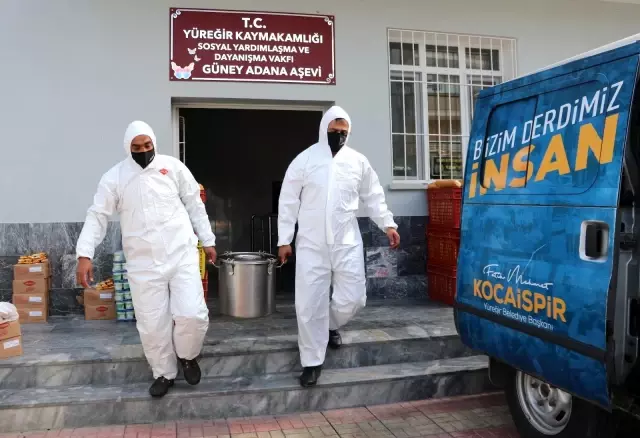 İftar öncesi ihtiyaç sahiplerine sıcak yemek ve gıda yardımı İftar öncesi ihtiyaç sahiplerine sıcak yemek ve gıda yardımı