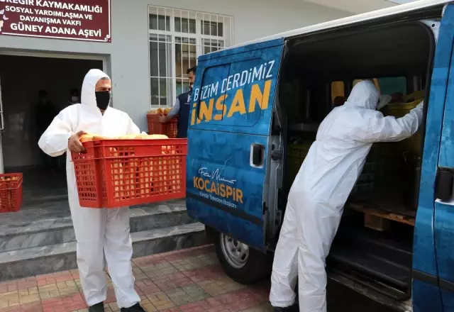 İftar öncesi ihtiyaç sahiplerine sıcak yemek ve gıda yardımı İftar öncesi ihtiyaç sahiplerine sıcak yemek ve gıda yardımı