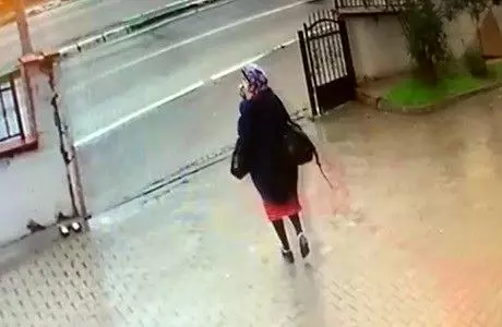 İlaçla ev sakinlerini uyutan ve bir kilo altınla kaçan bakıcı aranıyor! Bulana büyük ödül var İlaçla ev sakinlerini uyutan ve bir kilo altınla kaçan bakıcı aranıyor! Bulana büyük ödül var