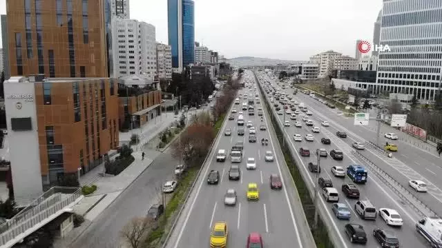 İstanbul'da ilk iftar için trafik yoğunluğu başladı İstanbul'da ilk iftar için trafik yoğunluğu başladı