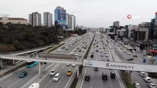 İstanbul'da ilk iftar için trafik yoğunluğu başladı İstanbul'da ilk iftar için trafik yoğunluğu başladı