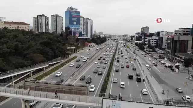 İstanbul'da ilk iftar için trafik yoğunluğu başladı İstanbul'da ilk iftar için trafik yoğunluğu başladı