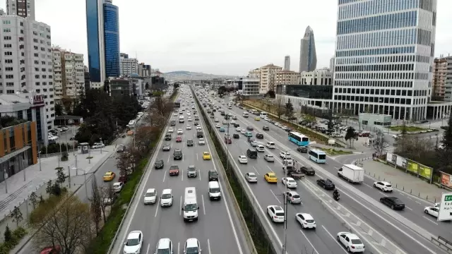 İstanbul'da ilk iftar için trafik yoğunluğu başladı İstanbul'da ilk iftar için trafik yoğunluğu başladı