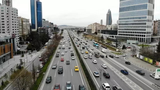 İstanbul'da ilk iftar için trafik yoğunluğu başladı İstanbul'da ilk iftar için trafik yoğunluğu başladı