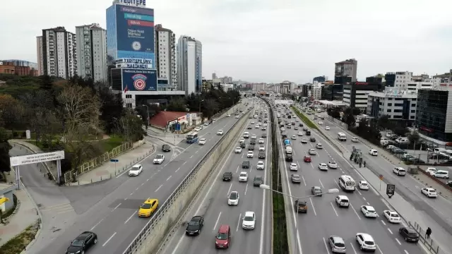 İstanbul'da ilk iftar için trafik yoğunluğu başladı İstanbul'da ilk iftar için trafik yoğunluğu başladı