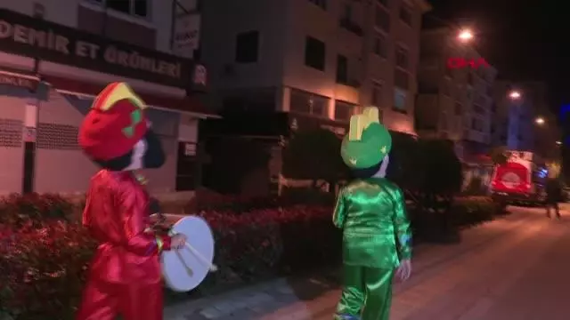 İSTANBUL-Ümraniyeliler ilk sahura Hacivat ve Karagöz'le uyandı İSTANBUL-Ümraniyeliler ilk sahura Hacivat ve Karagöz'le uyandı