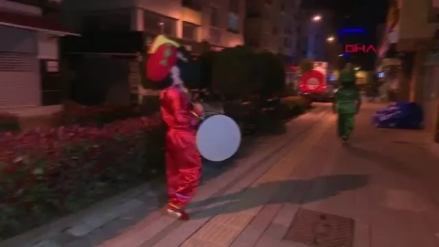 İSTANBUL-Ümraniyeliler ilk sahura Hacivat ve Karagöz'le uyandı İSTANBUL-Ümraniyeliler ilk sahura Hacivat ve Karagöz'le uyandı