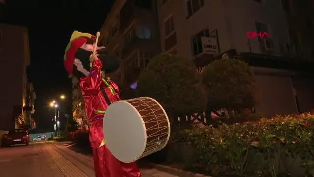 İSTANBUL-Ümraniyeliler ilk sahura Hacivat ve Karagöz'le uyandı İSTANBUL-Ümraniyeliler ilk sahura Hacivat ve Karagöz'le uyandı