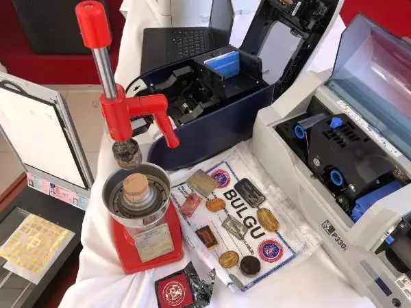JANDARMADAN SAHTE PASAPORT OPERASYONU; PORTAKAL SIKACAĞINDAN MÜHÜR BASMA ALETİ YAPMIŞLAR JANDARMADAN SAHTE PASAPORT OPERASYONU; PORTAKAL SIKACAĞINDAN MÜHÜR BASMA ALETİ YAPMIŞLAR