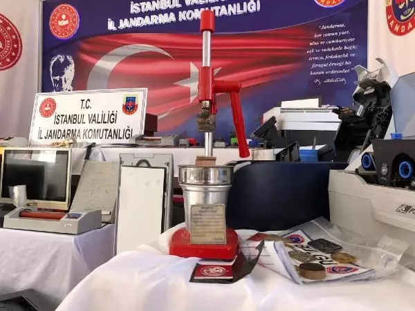 JANDARMADAN SAHTE PASAPORT OPERASYONU; PORTAKAL SIKACAĞINDAN MÜHÜR BASMA ALETİ YAPMIŞLAR JANDARMADAN SAHTE PASAPORT OPERASYONU; PORTAKAL SIKACAĞINDAN MÜHÜR BASMA ALETİ YAPMIŞLAR