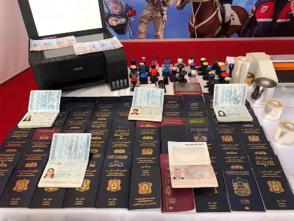 JANDARMADAN SAHTE PASAPORT OPERASYONU; PORTAKAL SIKACAĞINDAN MÜHÜR BASMA ALETİ YAPMIŞLAR