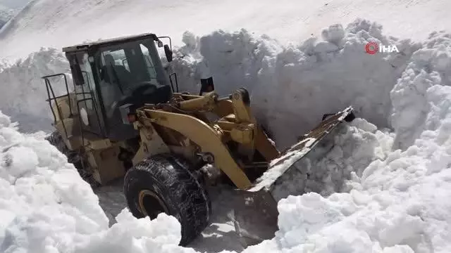 Kar kalınlığının 10 metreyi bulduğu Nemrut Krater Gölü'nün yolunda çalışma Kar kalınlığının 10 metreyi bulduğu Nemrut Krater Gölü'nün yolunda çalışma