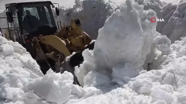 Kar kalınlığının 10 metreyi bulduğu Nemrut Krater Gölü'nün yolunda çalışma Kar kalınlığının 10 metreyi bulduğu Nemrut Krater Gölü'nün yolunda çalışma