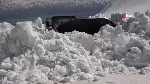 Kar kalınlığının 10 metreyi bulduğu Nemrut Krater Gölü'nün yolunda çalışma Kar kalınlığının 10 metreyi bulduğu Nemrut Krater Gölü'nün yolunda çalışma