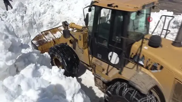 Kar kalınlığının 10 metreyi bulduğu Nemrut Krater Gölü'nün yolunda çalışma Kar kalınlığının 10 metreyi bulduğu Nemrut Krater Gölü'nün yolunda çalışma