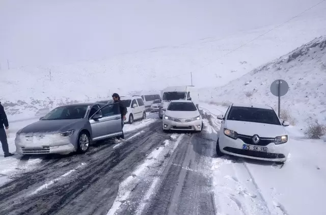 Kar yağışına hazırlıksız yakalanan onlarca araç mahsur kaldı Kar yağışına hazırlıksız yakalanan onlarca araç mahsur kaldı