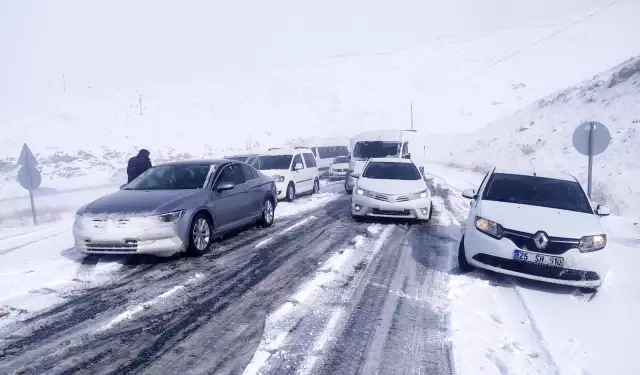 Kar yağışına hazırlıksız yakalanan onlarca araç mahsur kaldı Kar yağışına hazırlıksız yakalanan onlarca araç mahsur kaldı