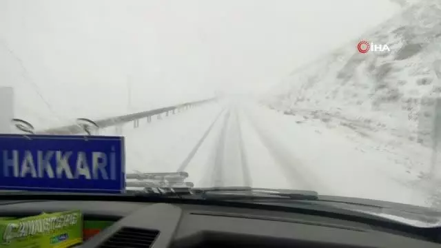 Kar yağışına hazırlıksız yakalanan onlarca araç mahsur kaldı Kar yağışına hazırlıksız yakalanan onlarca araç mahsur kaldı