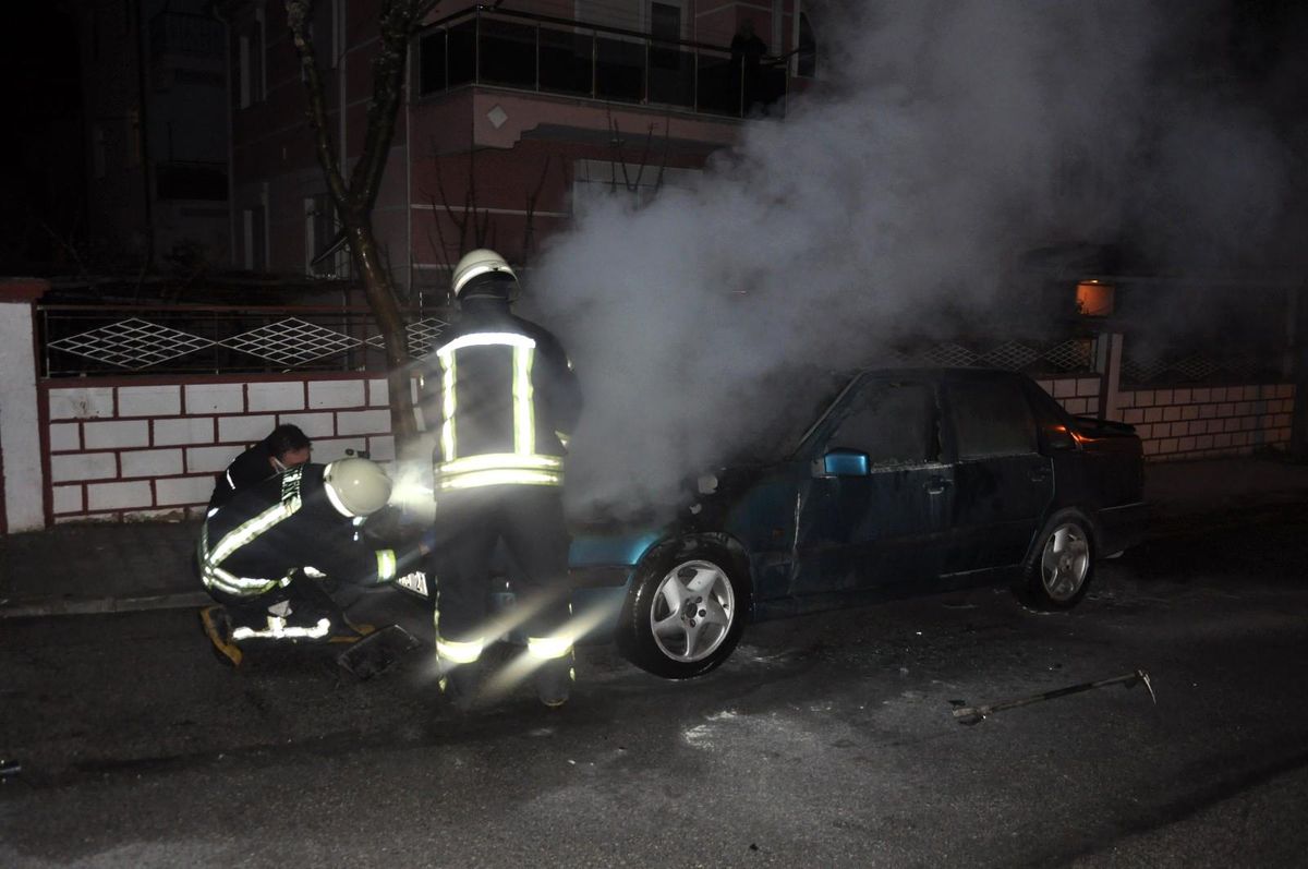 Karaman'da park halindeki otomobil alev alev yandı