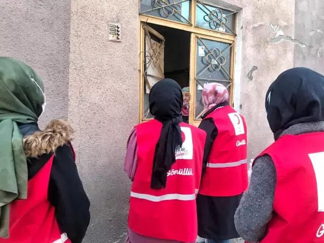 Kızılay Kadın Kolları gönüllüleri iftar öncesi pide dağıttı Kızılay Kadın Kolları gönüllüleri iftar öncesi pide dağıttı