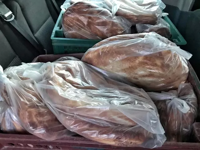 Kızılay Kadın Kolları gönüllüleri iftar öncesi pide dağıttı Kızılay Kadın Kolları gönüllüleri iftar öncesi pide dağıttı