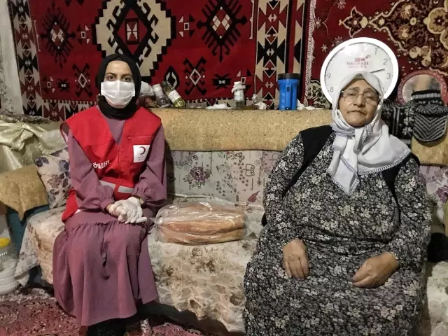 Kızılay Kadın Kolları gönüllüleri iftar öncesi pide dağıttı Kızılay Kadın Kolları gönüllüleri iftar öncesi pide dağıttı