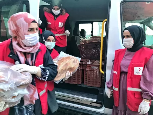 Kızılay Kadın Kolları gönüllüleri iftar öncesi pide dağıttı Kızılay Kadın Kolları gönüllüleri iftar öncesi pide dağıttı