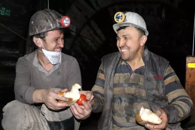 Madencilerin yerin 300 metre altında ilk sahuru Madencilerin yerin 300 metre altında ilk sahuru