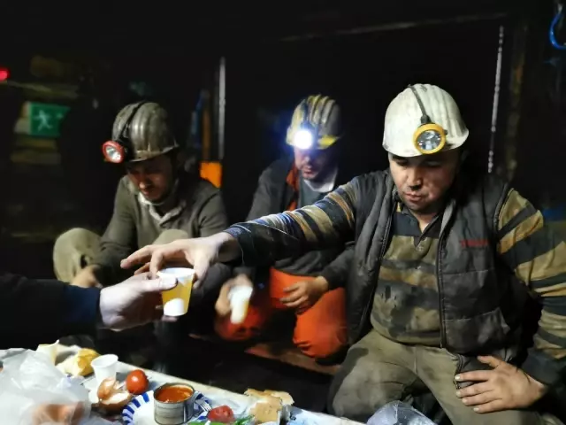 Madencilerin yerin 300 metre altında ilk sahuru Madencilerin yerin 300 metre altında ilk sahuru
