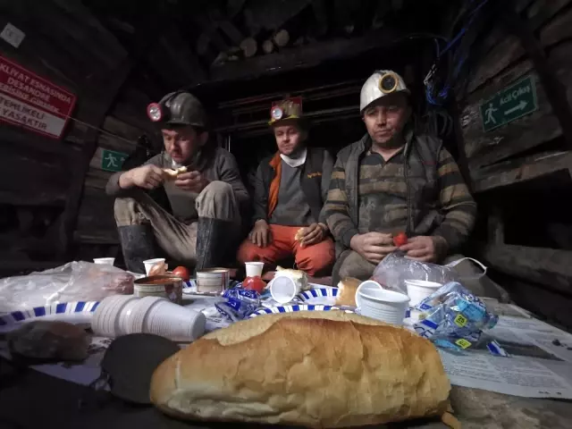 Madencilerin yerin 300 metre altında ilk sahuru Madencilerin yerin 300 metre altında ilk sahuru