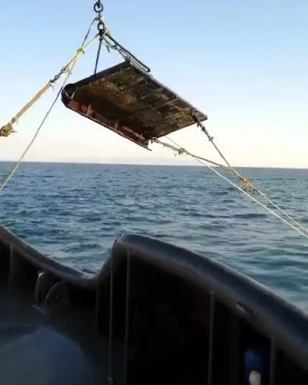 Marmara Denizi'nde kaçak avcılıkta kullanılan trol kapıları bulundu Marmara Denizi'nde kaçak avcılıkta kullanılan trol kapıları bulundu